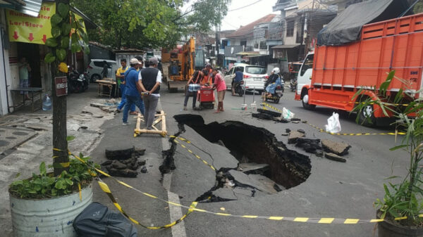 Usai Hujan Deras, Jalan Aspal Muharto Malang Ambles Lebar 9