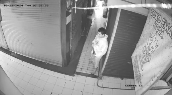 Viral Di Media Sosial! Pria Terekam Cctv Pamer Kemaluan Di