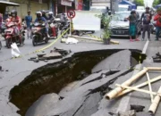 Waspada Aspal Ambles Di Jalan Muharto Kota Malang, Pengendara Diimbau