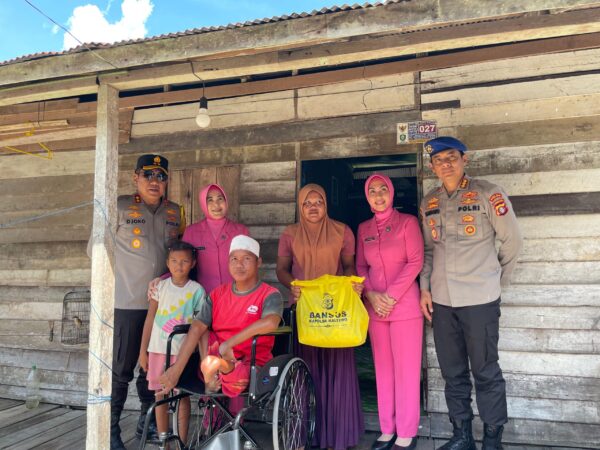 Abdul Rahman Terharu, Kapolda Kalteng Berikan Bantuan Kursi Roda