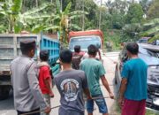 Aksi Nyata Polsek Wanadadi, Bantu Evakuasi Mobil Terperosok Bersama Warga