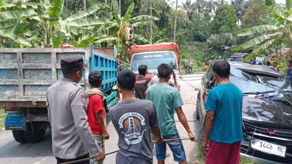 Aksi Nyata Polsek Wanadadi, Bantu Evakuasi Mobil Terperosok Bersama Warga