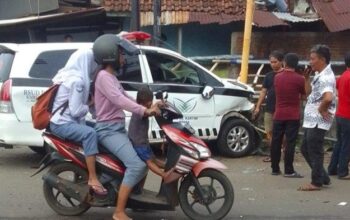 Ambulans Rsud Kartini Jepara Kecelakaan Di Perempatan Mantingan, Jenazah Terancam