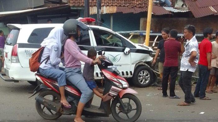 Ambulans Rsud Kartini Jepara Kecelakaan Di Perempatan Mantingan, Jenazah Terancam