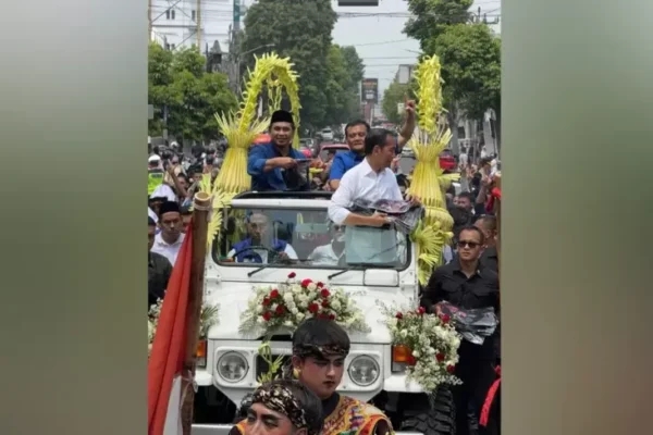 Antusiasme Warga Tegal Sambut Pawai Jokowi Dan Luthfi Yasin