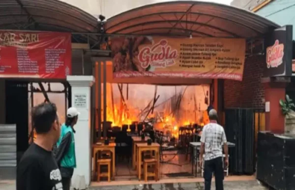 Api Melalap Rumah Makan Gudla di Jalan Cengger Ayam, Kota Malang Terjadi Kebakaran