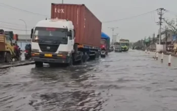 Banjir Rob Hantam Pantura Semarang Demak Dan Sebabkan Tanggul Jebol Di