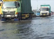 Banjir Rob Parah Di Sayung, Kendaraan Berjalan Lambat Di Jalur