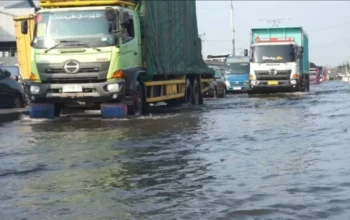 Banjir Rob Parah Di Sayung, Kendaraan Berjalan Lambat Di Jalur