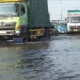 Banjir Rob Parah Di Sayung, Kendaraan Berjalan Lambat Di Jalur