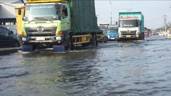 Banjir Rob Parah Di Sayung, Kendaraan Berjalan Lambat Di Jalur