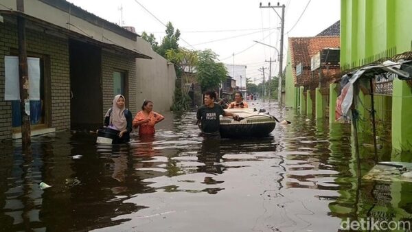 Banjir Rob Pekalongan Semakin Meluas, 89 Orang Mengungsi