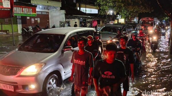 Banjir Semarang Tak Kunjung Surut, Lalu Lintas Terganggu Malam Ini