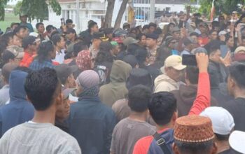 Bentrokan Pecah Di Kpu Brebes Usai Demo Dua Kubu Yang