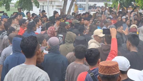 Bentrokan Pecah Di Kpu Brebes Usai Demo Dua Kubu Yang