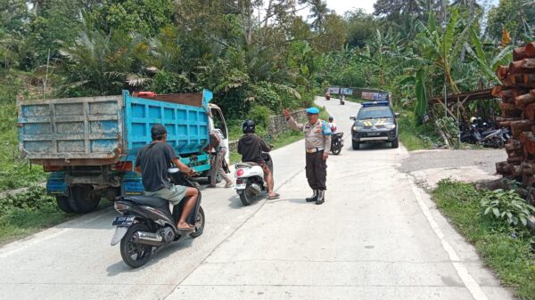 Bersama Warga, Personel Polsek Wanadadi Tuntaskan Evakuasi Mobil Terperosok