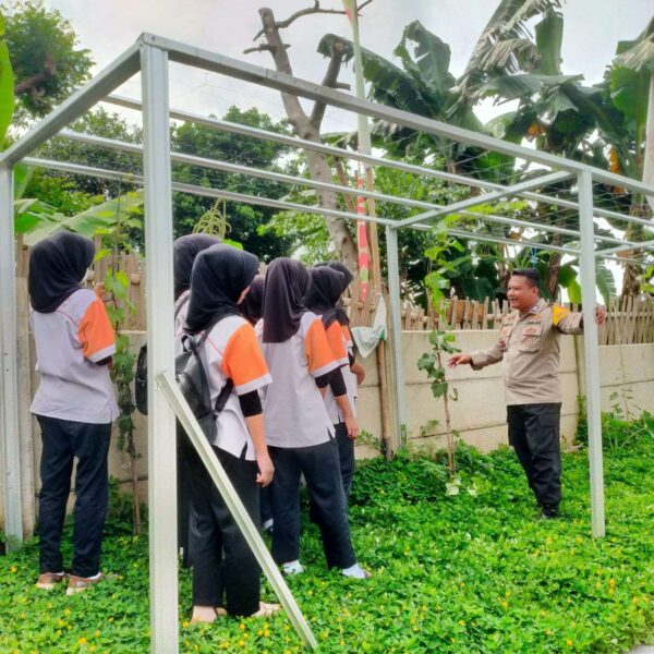 Bhabinkamtibmas Banyumas Tanam Buah Buahan Dan Holtikultura Untuk Kesejahteraan Warga