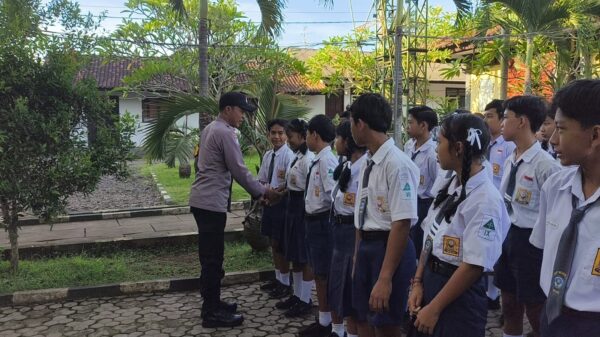 Bhabinkamtibmas Sosialisasi di Pengambengan, Pelajar Diajak Hindari Negativitas