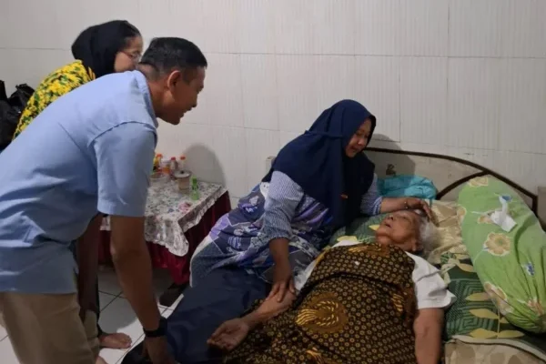 Peduli Warga, Wahyu Hidayat Rela Blusukan untuk Menengok yang Sakit