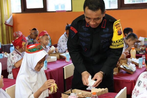 Brimob Bagikan 1.200 Paket Makanan Bergizi untuk Siswa SD, Wakapolda Kalteng Tekankan Pentingnya Gizi