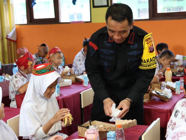 Brimob Bagikan 1.200 Paket Makanan Bergizi Untuk Siswa Sd, Wakapolda