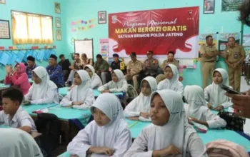 Brimob Polda Jateng Bagikan Makan Siang Sehat Untuk Warga Jepara