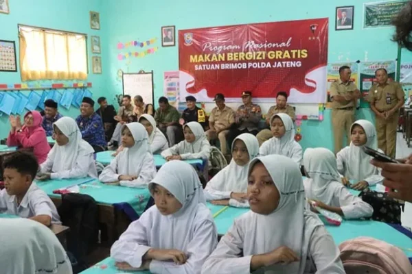 Brimob Polda Jateng Bagikan Makan Siang Sehat Untuk Warga Jepara