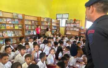 Brimob Polda Kalteng Bagikan Makanan Sehat Untuk Siswa Sd Di