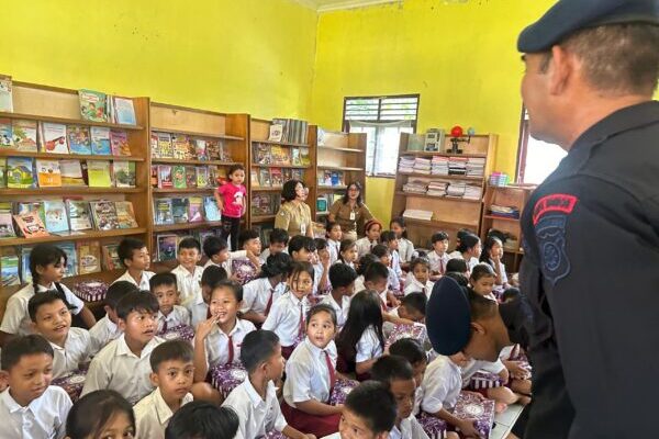 Brimob Polda Kalteng Bagikan Makanan Sehat untuk Siswa SD di Barito Timur