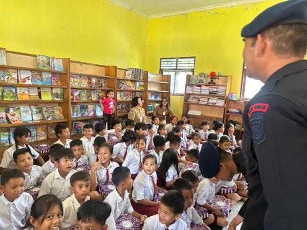 Brimob Polda Kalteng Bagikan Makanan Sehat Untuk Siswa Sd Di