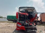 Bus Agra Mas Tabra Truk di Tol Kendal, Akibatkan Terguling dan 1 Orang Tewas