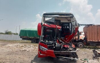 Bus Agra Mas Tabra Truk Di Tol Kendal, Akibatkan Terguling