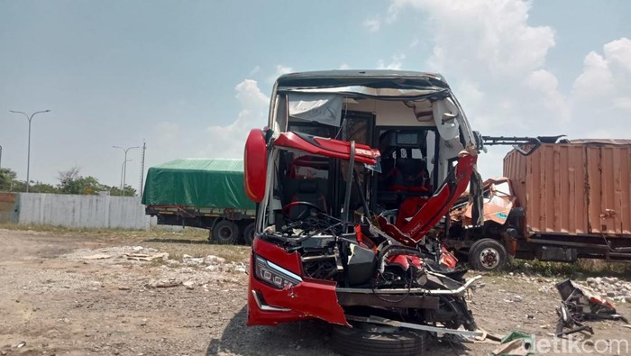 Bus Agra Mas Tabra Truk Di Tol Kendal, Akibatkan Terguling