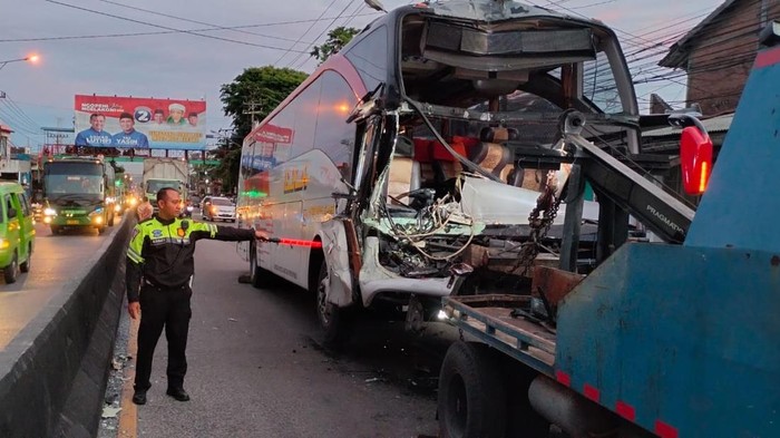 Bus Eka Tabrak Truk Kontainer di Semarang, Sopir Alami Cedera