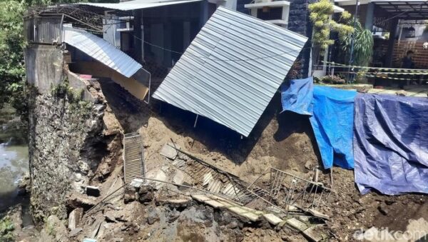 Cuaca Buruk di Malang, Plengsengan Rumah Ambrol