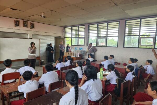 Ditlantas Polda Kalteng Edukasi Tertib Lalu Lintas di SDN 7 Panarung