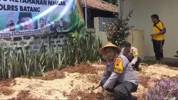 Dukung Program Ketahanan Pangan, Polres Batang Olah Lahan Jadi Kebun Produktif