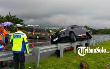 Fortuner Selip Dan Tersangkut Di Pembatas Tol Solo Ngawi, Begini Kronologinya