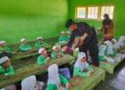 HUT ke-79 Brimob Polda Kalteng, Ratusan Anak Terima Makan Sehat di Yayasan Miftahul Ulum