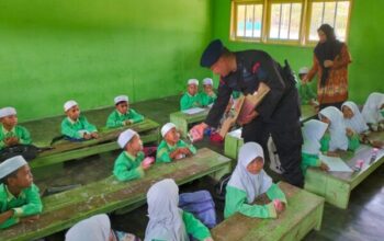 Hut Ke 79 Brimob Polda Kalteng, Ratusan Anak Terima Makan Sehat