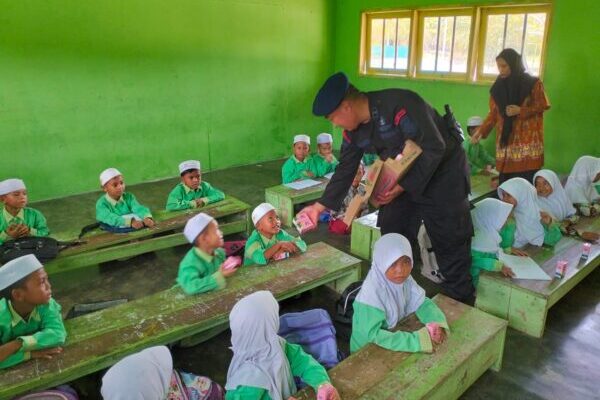 HUT ke-79 Brimob Polda Kalteng, Ratusan Anak Terima Makan Sehat di Yayasan Miftahul Ulum