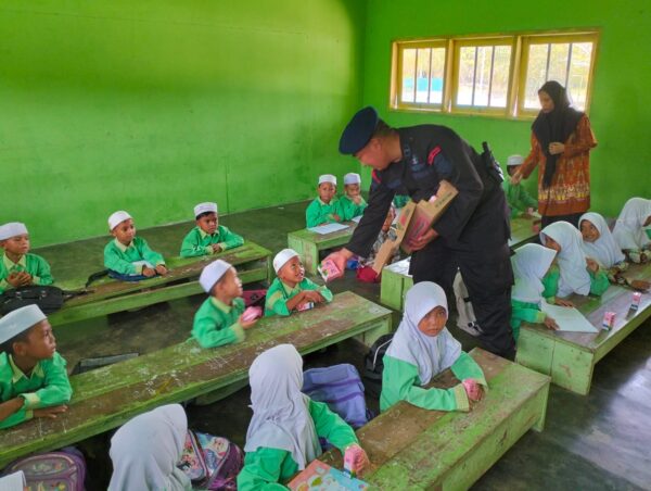 Hut Ke 79 Brimob Polda Kalteng, Ratusan Anak Terima Makan Sehat