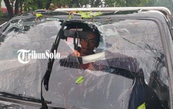 Hujan Deras Dan Angin Di Sukoharjo, Mobil Pikap Tertimpa Batang