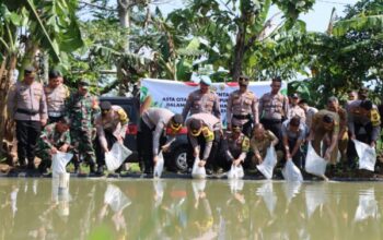 Implementasi Asta Cita Presiden: Polres Banjarnegara Serahkan Bantuan Benih Kepada