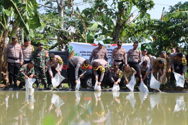 Implementasi Asta Cita Presiden: Polres Banjarnegara Serahkan Bantuan Benih Kepada