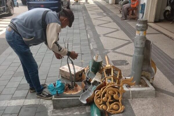 Lampu Hias Ikonik Kayutangan Heritage Malang Rusak Akibat Tabrakan Mobil