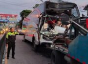 Insiden Di Semarang: Bus Eka Seruduk Truk Kontainer, Sopir Alami