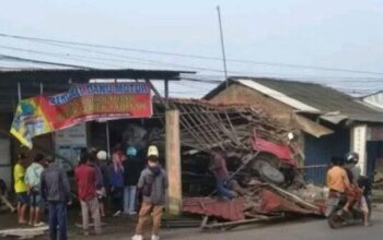 Isuzu Tabrak Dump Truk Dan Rumah Di Kendal, Penghuni Tewas