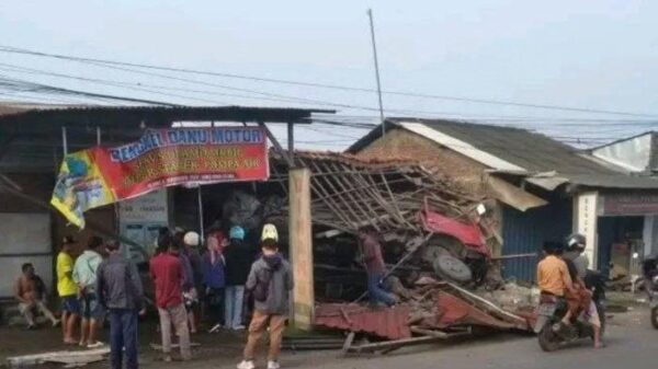 Kecelakaan Maut di Kendal: Isuzu Seruduk Dump Truk dan Rumah, Penghuni Tewas Tertimpa