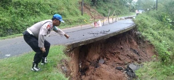 Jalan Ambles Di Kebumen, Pengendara Kendaraan Besar Dihimbau Ambil Jalur